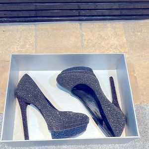 Brian Atwood Gold/ black pump…size 6